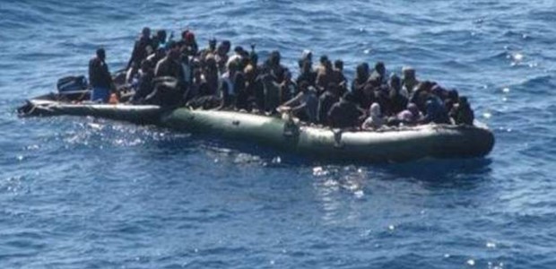 Φόβοι για βύθιση πλοιαρίου με 250 άτομα